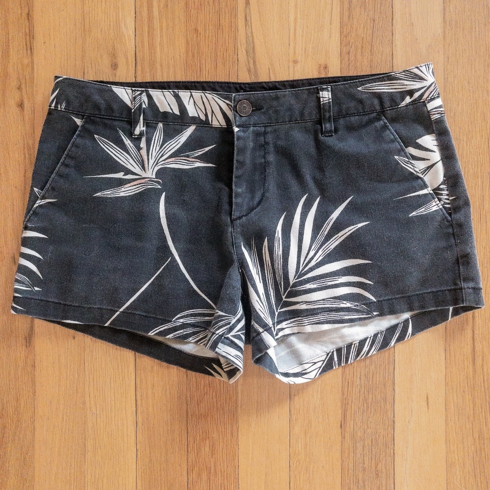 🔥Volcolm Women's Frochickie Shorts size 7 B&W Tropical Palm Leaf Print 🌺 🛹
